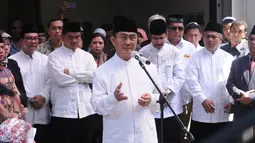 Ketua DKPP, Jimly Asshiddiqie memberikan ucapan penghormatan terakhir pada jenazah Ketua KPU Husni Kamil Manik di Kompleks KPU, Jakarta, Jumat (8/7). Husni Kamil Manik wafat di usia 40 tahun pada Kamis malam (7/7). (Liputan6.com/Helmi Fithriansyah)