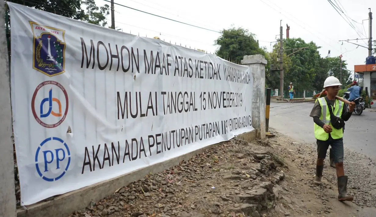 Sebuah spanduk pemberitahuan terpasang di jalur putar balik kawasan Lenteng Agung, Jakarta, Kamis (14/11/2019). Mulai 15 November 2019, jalur putar balik tersebut akan ditutup terkait pembangunan flyover yang saat ini telah mulai dikerjakan. (Liputan6.com/Immanuel Antonius)
