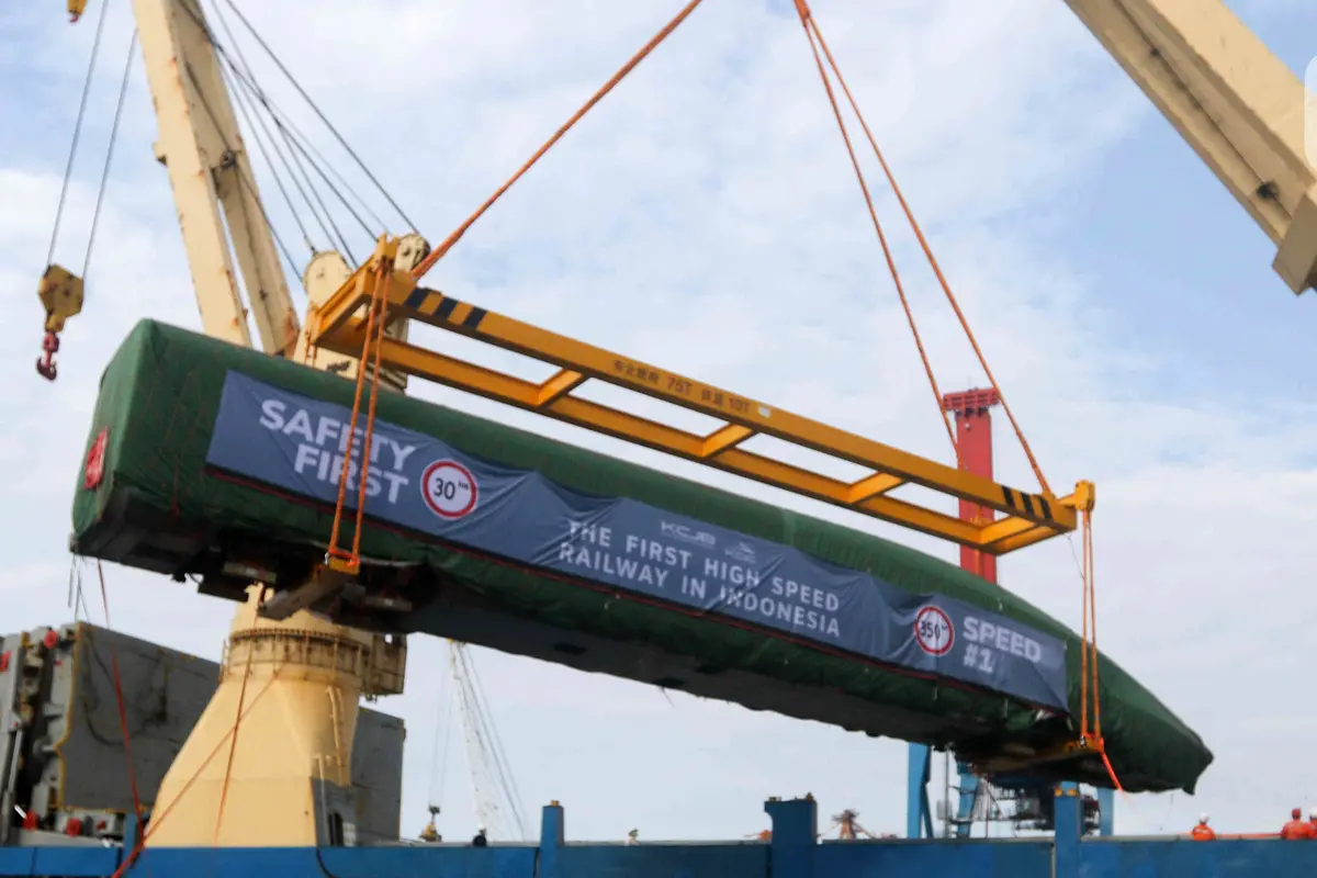 Rangkaian Kereta Cepat Jakarta - Bandung Tiba di Pelabuhan Tanjung Priok