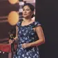 Peraih penghargaan Pemeran Pembantu Wanita dalam ajang Festival Film Bandung 2017, Djenar Maesa Ayu. (Liputan6.com/Helmi Afandi)