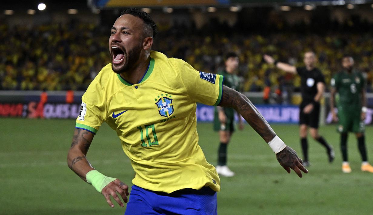 Timnas Brasil mengawali Kualifikasi Piala Dunia 2026 dengan kemenangan telak 5-1 saat menjamu Bolivia di Mangueirao Stadium, Belem, Brasil, Sabtu (9/9/2023) pagi WIB. Empat gol kemenangan Brasil dicetak masing-masing lewat brace Rodrygo dan Neymar, ditambah satu gol dari Raphinha. Sementara satu-satunya gol tim tamu dicetak oleh pemain pengganti Victor Abrego. Dengan hasil ini Brasil sementara memimpin klasemen zona Conmebol dengan keunggulan selisih gol atas Uruguay, Argentina dan Kolombia yang sama-sama mengemas tiga poin. (AFP/Carl De Souza)