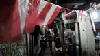 Warga berjalan di Gang Venus, Kelurahan Jembatan Besi, Kecamatan Tambora, Jakarta, Kamis (5/9/2019). Warga Gang Venus harus menggunakan listrik selama 24 jam penuh akibat minimnya cahaya matahari yang masuk ke kawasan mereka. (merdeka.com/Iqbal Nugroho)