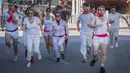 Peserta berdandan seperti badut mengajar pejalan kaki selama acara parodi tahunan "Running of the Clowns" i Pasadena, California pada 20 Oktober 2019. Lari dikejar kawanan badut ini merupakan parodi yang mengolok-olok lomba dikejar banteng di Spanyol. (Mark RALSTON / AFP)
