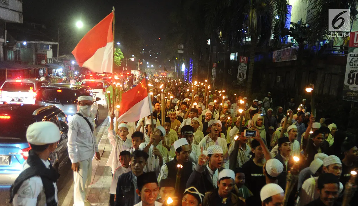Kondisi lalu lintas saat umat Islam dari bebagai elemen menggelar pawai obor di Empang, Bogor, Jawa Barat, Senin (14/5). Pawai  dilakukan menyambut 1 Ramadan 1439 H dan mengajak umat muslim menjalankan puasa satu bulan penuh. (Merdeka.com/Arie Basuki)