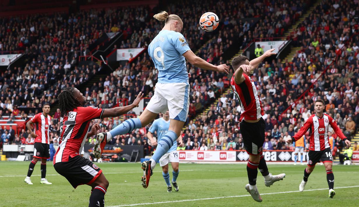 Manchester City cukup frustrasi menghadapi Sheffield United di laga pekan ketiga Liga Inggris 2023/2024. Pertahanan The Blades begitu rapat sehingga mereka sulit mencetak gol. Setelah melakukan sejumlah percobaan, City akhirnya mencetak gol juga. Adalah sang bomber, Erling Haaland yang mencetak gol di menit ke-63. (AFP/Darren Staples)