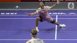 Alwi Farhan gagal melaju ke babak perempat final Indonesia Open 2025 usai kalah dari Anders Antonsen (Denmark) dengan skor 16-21, 21-18, 14-21. (Liputan6.com/Herman Zakharia)