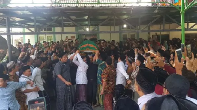 KH Dimyati Rois Meninggal Dunia