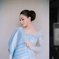 Intip perbedaan gaya Jessica Mila dan Chen Giovani saat pertunangan adat Batak [@jscmila]