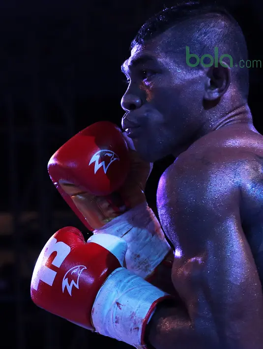 Ekspresi Jansen Marapu saat melawan petinju Thailand, Phuttiphong Rakoon pada kelas Lightweight Mahkota Boxing Super Series di Cilandak Town Square, Jakarta (10/3/2018). Jansen menang TKO pada ronde ke sembilan. (Bola.com/Nick Hanoatubun)