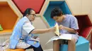 Perawat sedang membantu pasien anak membuat prakarya dalam rangka merayakan Paskah di Rumah Sakit Siloam Semanggi, Jakarta, Minggu (16/04).(Liputan6.com/Fery Pradolo)