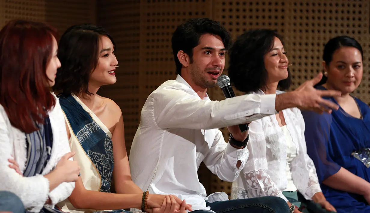 Pemeran film Habibie & Ainun ini mengambil contoh dari judul film Indonesia yang bisa berbicara di kancah internasional, justru 'jeblok' dan tak laku di negeri sendiri. Ini mengisyaratkan pembenaran stigma telah disebut diatas. (Deki Prayoga/Bintang.com)