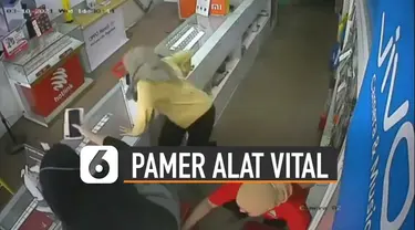 Terekam kamera Cctv pria pamer alat vital masuk toko. Hal itu membuat beberapa karyawati takut dan kabur lewat etalase.