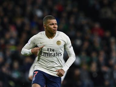 Selebrasi Kylian Mbappe usai menjebol gawang St-Ettiene pada laga lanjutan Ligue 1 yang berlangsung di stadion Geoffroy-Guichard, Loire, Senin (18/2). PSG menang 1-0 atas St-Ettiene. (AFP/Philippe Kiasek)
