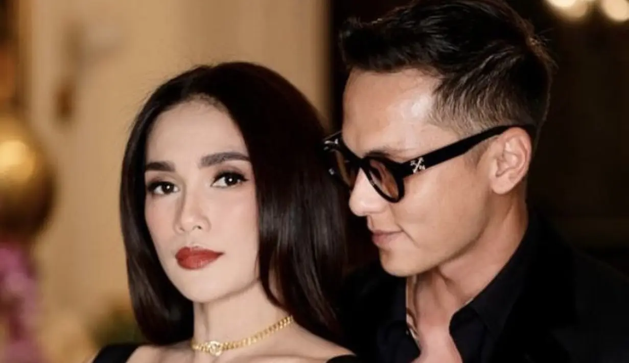 Ussy melengkapi penampilan dengan kalung Dior keemasan model choker yang melingkar di lehernya. @andhiiikaprtama