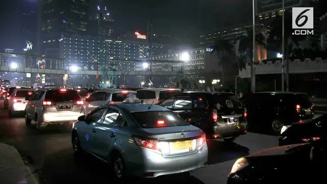 Pembongkaran jembatan penyebrangan orang atau JPO di kawasan Bundaran HI, Jakarta Pusat. sejak senin malam telah dilakukan.