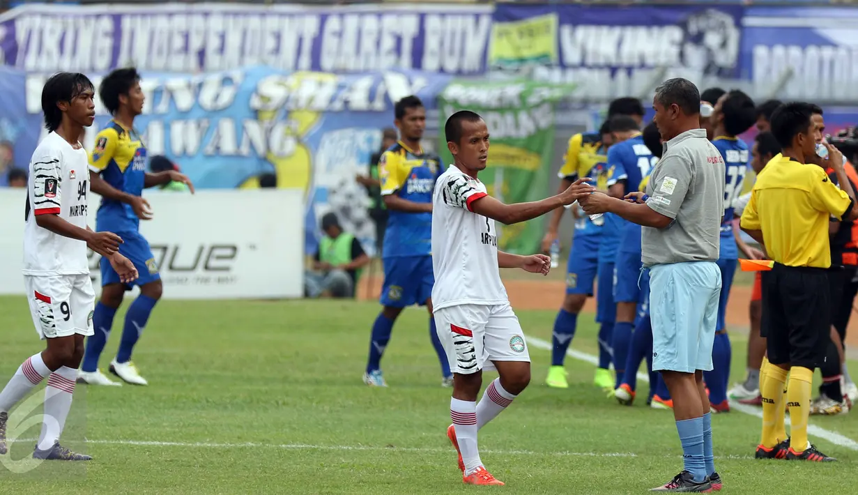 Sejumlah pemain Martapura FC dan Persiba memanfaatkan waktu jeda water break saat berlaga dalam lanjutan Piala Presiden 2015 di Stadion Si Jalak Harupat, Bandung, Minggu (9/6/2015). Persiba unggul 3-2 atas Martapura FC. (Liputan6.com/Helmi Fithriansyah)