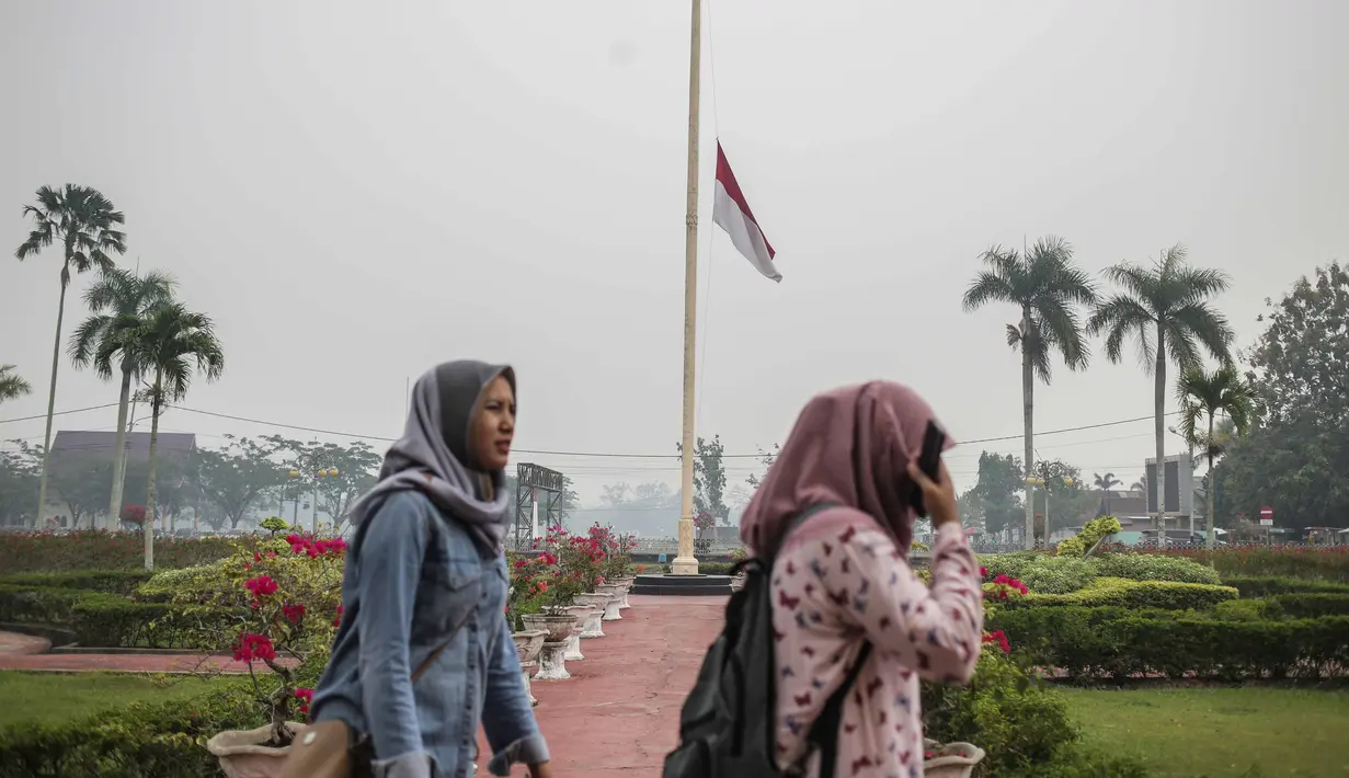 Bendera setengah tiang berkibar di Kabupaten Siak, Riau, Kamis (12/9/2019). Pengibaran bendera setengah tiang itu dilakukan sebagai Hari Berkabung Nasional selama tiga hari ke depan untuk menghormati almarhum Presiden ke-3 Indonesia BJ Habibie. (Liputan6.com/Faizal Fanani)