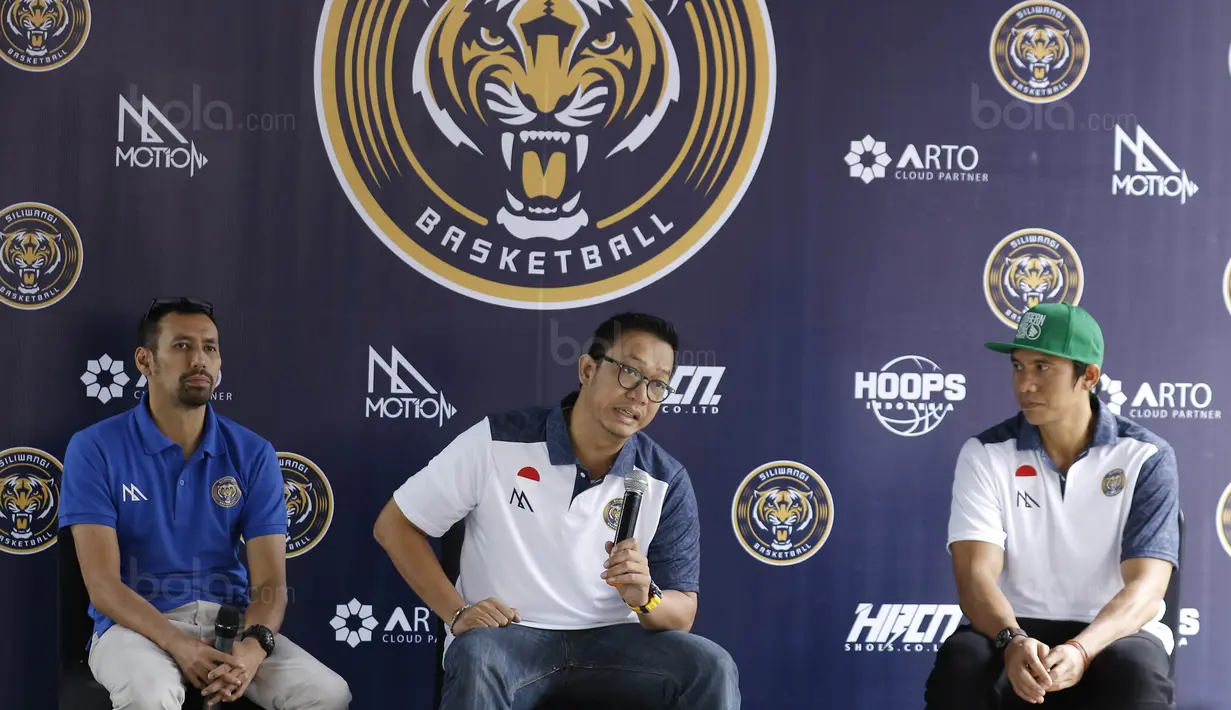 CEO Siliwangi Bandung, Patriady lndrajana, memberikan keterangan pers usai launching di Bandung, Kamis (30/11/2017). Siliwangi Bandung mengenalkan skuad baru untuk menyongsong kompetisi IBL musim depan. (Bola.com/M Iqbal Ichsan)