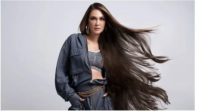 6 Pemotretan Luna Maya dengan Gaya Sporty, Bak Artis Hollywood