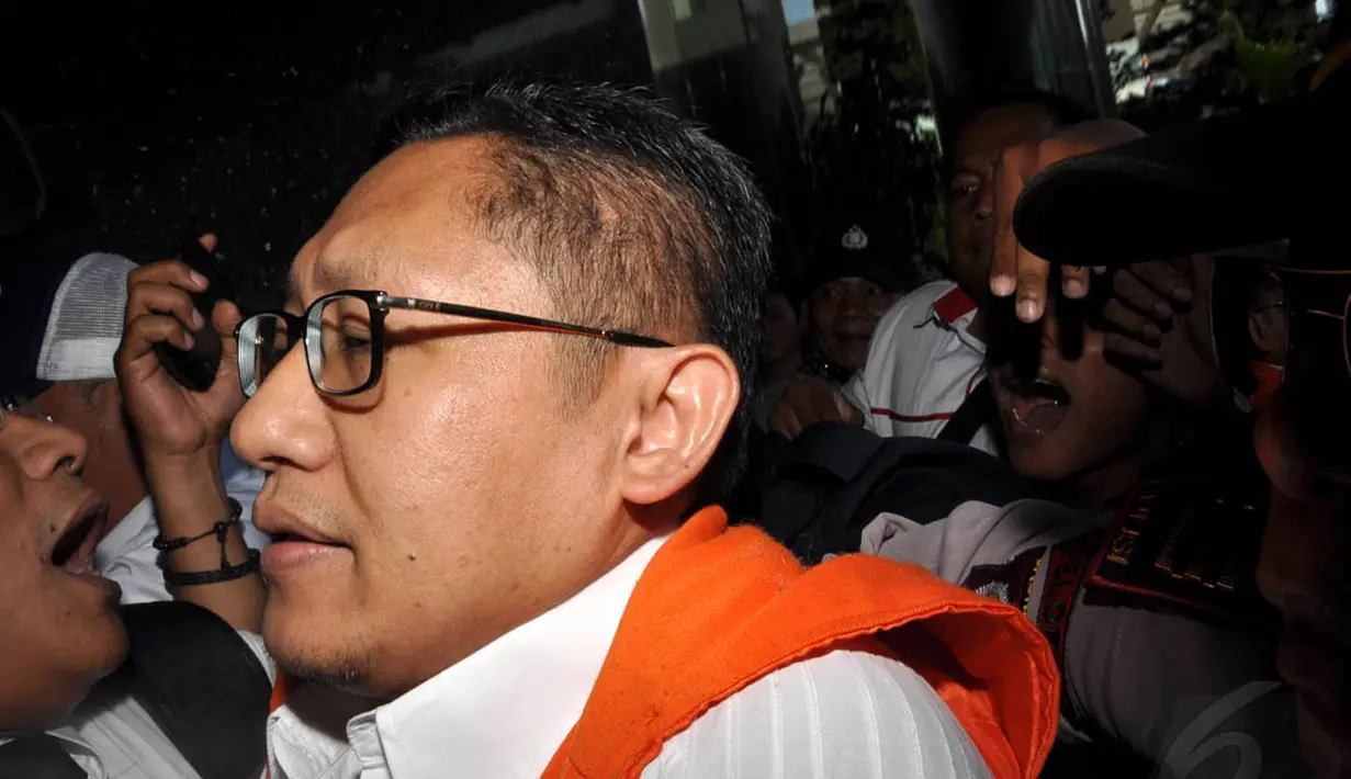 Sempat terjadi aksi dorong diantara pendukung dan awak media saat Anas akan memasuki gedung Pengadilan Tipikor Jakarta, (24/9/14). (Liputan6.com/Miftahul Hayat)