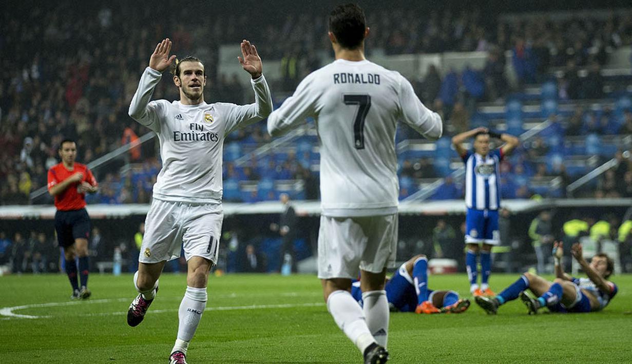 Gareth Bale menghampiri Cristiano Ronaldo usai mencetak gol melawan Deportivo pada laga La Liga Spanyol. Bale berhasil mencetak hat-trick pada laga itu. (AFP/Gonzalo Arroyo)