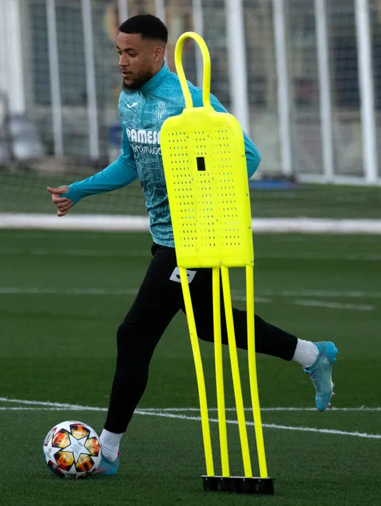 Penyerang Villarreal Arnaut Danjuma berlari dengan bola selama sesi latihan di Ciudad deportiva Villarreal di Vila-real, 21 Februari 2022. Villarreal akan menjamu Juventus pada leg pertama babak 16 besar Liga Champions 2021/22, Rabu 23 Februari 2022 dini hari WIB. (JOSE JORDAN/AFP)