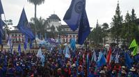 Ribuan buruh Jawa Barat menggelar demo penolakan kenaikan harga BBM di Gedung Sate, Kota Bandung, Rabu (21/9./2022). (Liputan6.com/Dikdik Ripaldi)