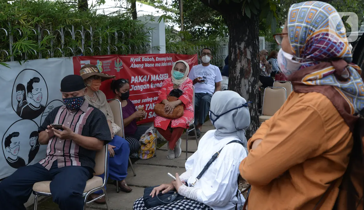 Antrean peserta vaksinasi COVID-19 untuk warga lanjut usia (lansia) di Balai Besar Pelatihan Kesehatan Jakarta, Jalan Hang Jebat, Jakarta Selatan, Selasa (2/3/2021). Vaksinasi Covid-19 itu diperuntukan bagi warga lansia berusia 60 tahun ke atas dan ber-KTP DKI Jakarta. (merdeka.com/Imam Buhori)