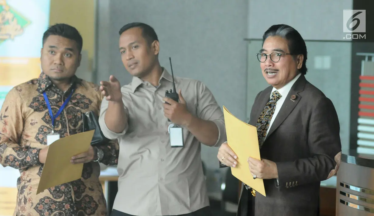Pengacara Hotma Sitompul (kanan) usai menjalani pemeriksaan di Gedung KPK, Jakarta, Rabu (8/11). Hotma diperiksa terkait kasus dugaan korupsi KTP Elektronik. (Liputan6.com/Helmi Fithriansyah)