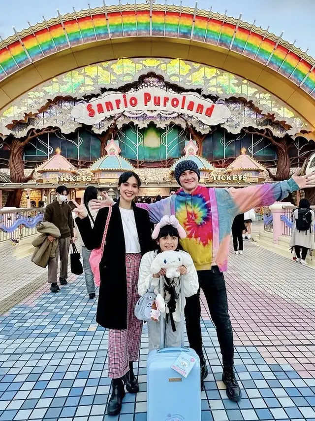 Outfit Liburan Vino G Bastian dan Marsha Timothy di Jepang, credit: @marshatimothy