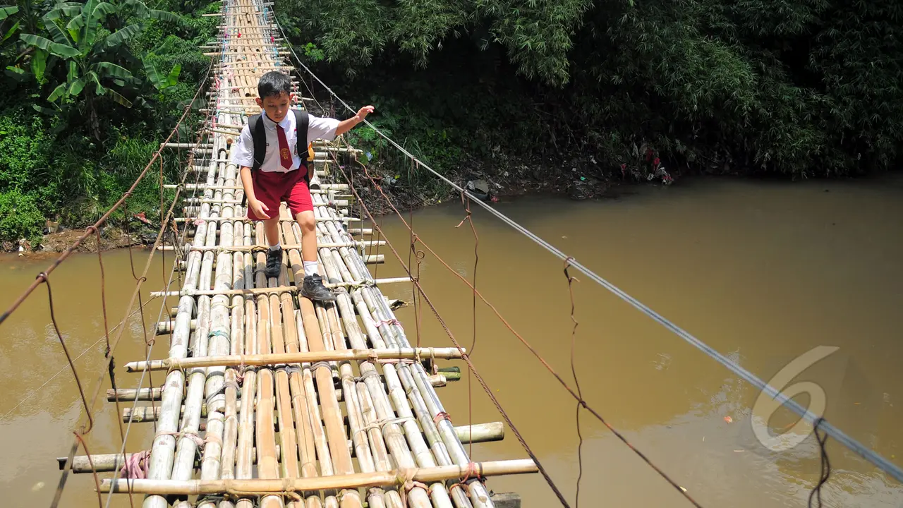 Siswa Nekat Lewati Jembatan Bambu Berisiko