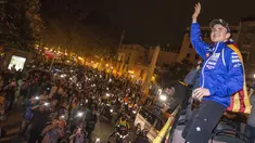 Jorge Lorenzo merayakan titel juara dunia MotoGP 2015 dengan berpesta dan pawai keliling kota bersama ribuan warga kota Mallorca yang menjadi kota kelahirannya pada Kamis (12/11/2015).