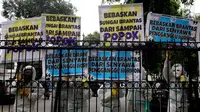 Sejumlah Aktivis Lingkungan menggunakan pakaian antiradiasi dan masker melakukan aksi protes pencemaran sungai Brantas di Kementerian Pekerjaan Umum dan Perumahan Rakyat, Jakarta, Jumat (19/1). (Liputan6.com/Johan Tallo)