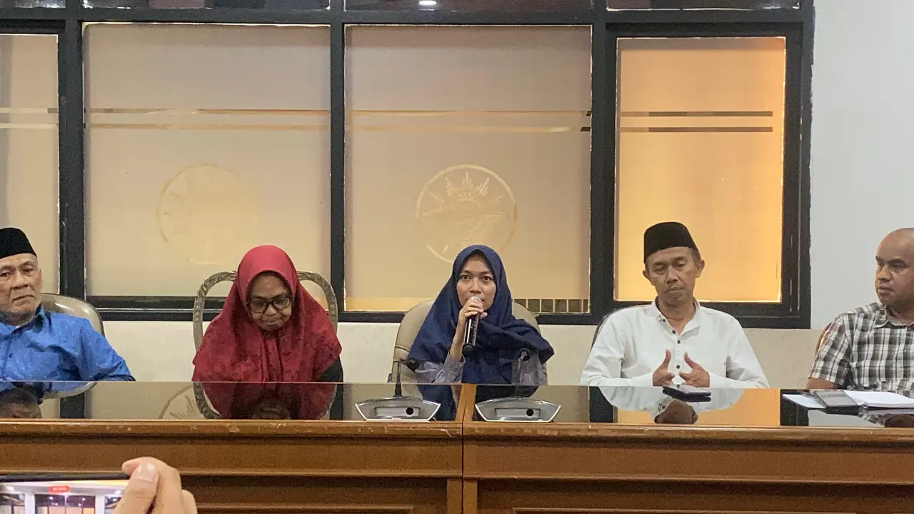 Ilma Sani Fitriana (33), putri Ahmad Bahar mengungkapkan detik-detik dirinya dibawa oleh anggota GRIB Jaya. (Liputan6/Rifqy Alief)