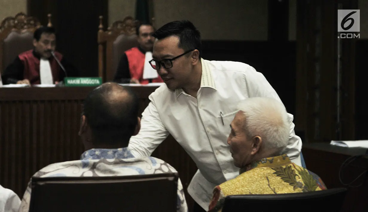 Menpora Imam Nahrawi (kanan) menyalami para saksi lainnya saat menjadi saksi di Pengadilan Tipikor, Jakarta, Senin (29/4/2019). Menpora menjadi saksi atas terdakwa Sekjen KONI Ending Fuad Hamidy. (merdeka.com/Iqbal Nugroho)