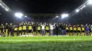 Para pemain Dortmund merayakan gelar juara Piala Super DFL setelah mengalahkan Bayern Munchen di Stadion Signal Iduna, Dortmund, Sabtu (3/8). Dortmund menang 2-0 atas Munchen. (AFP/Ina Fassbender)