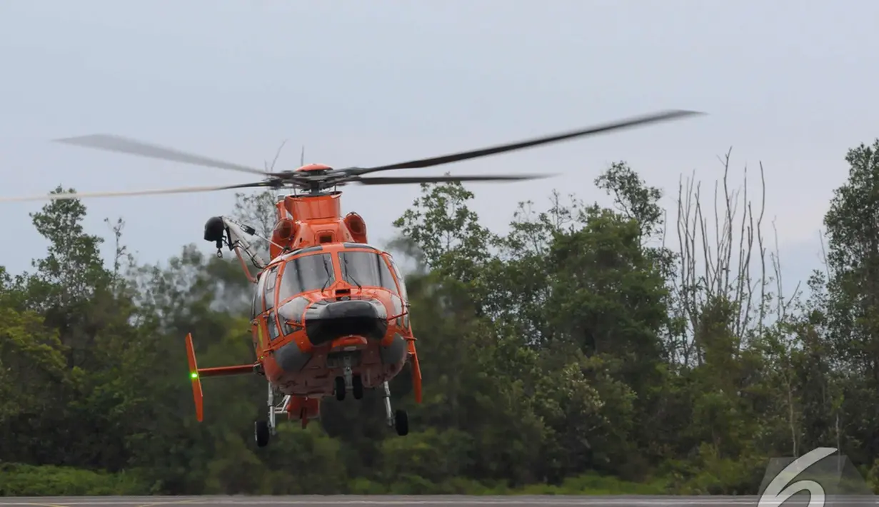 Helikopter Basarnas yang telah membawa jenazah dari KRI Banda Aceh tiba di Lanud Iskandar, Kalteng, Rabu (7/1/2015). Pelaksanaan operasi yang sudah memasuki hari ke-11 sudah mengevakuasi sebanyak 41 jenazah.(Liputan6.com/Andrian M Tunay)