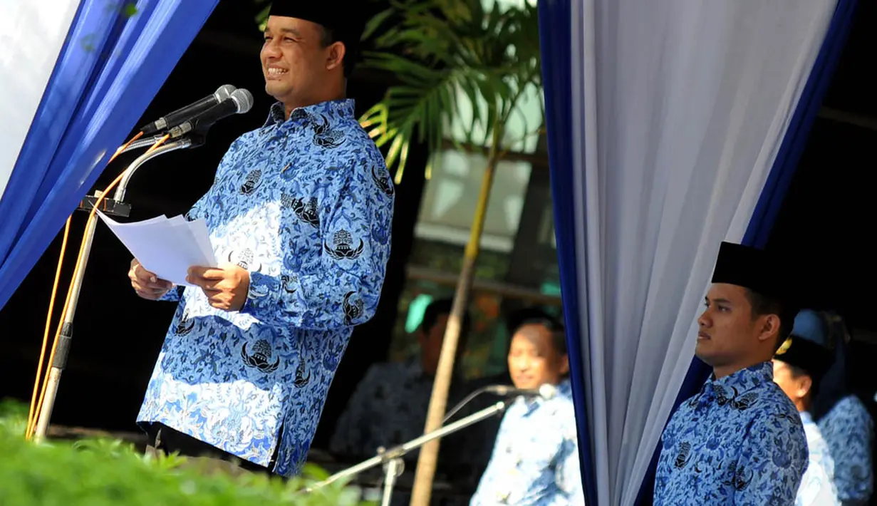 Mendikbud Anies Baswedan menyampaikan pidato saat upacara peringatan Hari Guru di kantor Kemendikbud, Jakarta, Senin (25/11/2014). (Liputan6.com/Johan Tallo) 