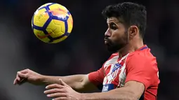 Pemain depan Atletico Madrid Diego Costa mengontrol bola saat melawan Valencia dalam pertandingan Liga Spanyol di stadion Wanda Metropolitano, Madrid (4/2). (AFP Photo/Gabriel Bouys)