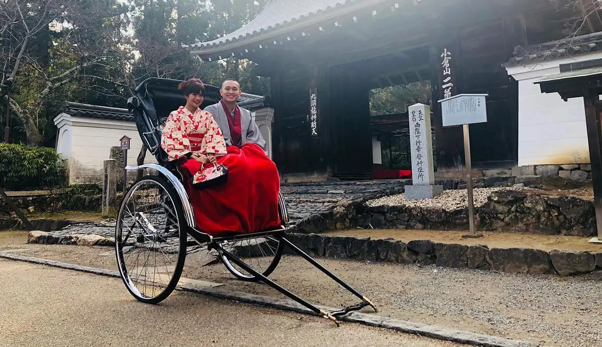 Selain itu, ada Gilang Dirga dan Adiezty Fersa. Rona bahagia terpancar dari wajah keduanya saat memakai baju khas adat Jepang dan duduk di salah satu transportasi di sana. (Instagram/gilangdirga)
