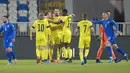 Para pemain Swedia merayakan gol mereka ke gawang Kosovo pada pertandingan Grup B kualifikasi Piala Dunia 2022 di Stadion Fadil Vokrri, Pristina, Kosovo, Minggu (28/3/2021). Swedia menang 3-0. (AP Photo/Visar Kryeziu)