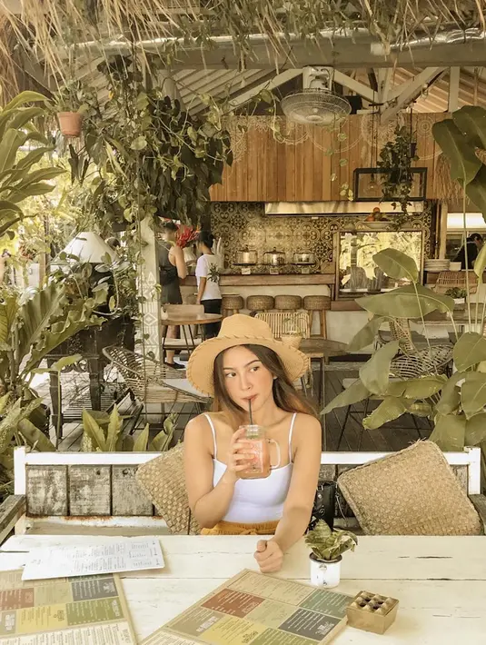 Selain menjadi model, ia pun kerap habiskan waktunya untuk liburan. Salah satunya ialah liburan ke Bali bersama teman-teman. Menikmati waktu liburan di Bali tentu akan mengisi semangatnya saat bermain sinetron kembali. (Liputan6.com/IG/@gabriellalarasati)