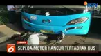 Motor pengemudi ojek daring ini rusak parah karena sempat terpental dan masuk ke kolong bagian depan bus.