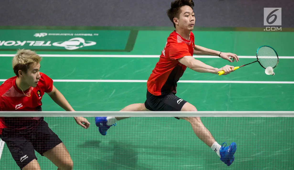 Pasangan ganda putra Indonesia, Kevin Sanjaya/Marcus Gideon, saat melawan wakil Chinese Taipei, Lee Jhe-Huei/Lee Yang, pada laga Asian Games di Istora, Jakarta, Senin (27/8). Kevin/Marcus menang 21-15, 20-22, dan 21-12. (Bola.com/Vitalis Yogi Trisna)