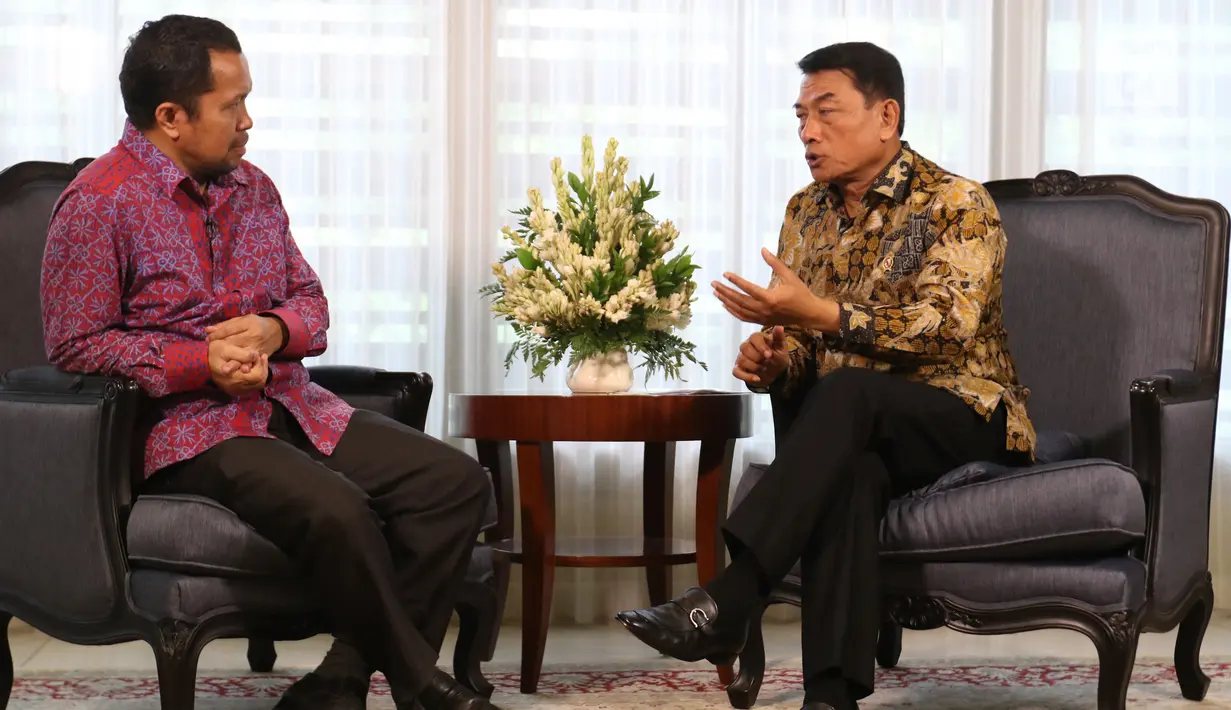 Chief Content Officer KLY, Wens Manggut saat mewawancarai Kepala Staf Presiden Moeldoko di Jakarta, Rabu (16/1). Dalam wawancara tersebut Moeldoko memaparkan kinerja kerja pemerintahan Jokowi-JK hingga saat ini. (Liputan6.com/Angga Yuniar)