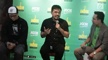 GM Content Department of Tencent Indonesia Girindra prabowo Okky (tengah) memberikan keterangan dalam konferensi pers Joox Indie Workshop Roadshow di Jakarta, Rabu (25/4). (Liputan6.com/Faizal Fanani)