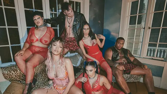 Rihanna dalam  Savage X Fenty