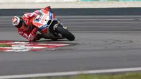 Juara dunia MotoGP tiga kali Jorge Lorenzo menjajal Sirkuit Sepang, Malaysia, Senin (30/1/2017), dengan Desmosedici GP17. (Motorsport)