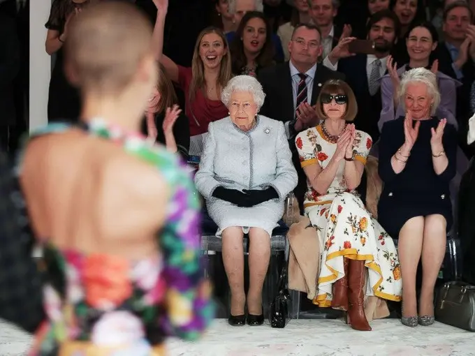 Ratu Elizabeth II melihat peragaan busana dari perancang Inggris Richard Quinn dalam ajang London Fashion Week's BFC Show Space di London tengah, Inggris, 20 Februari 2018. (Yui Mok/AFP)