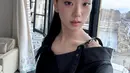 Jisoo makin terlihat bersinar dengan sleek ponytail dan makeup bergaya klasik. [@sooyaaa__]